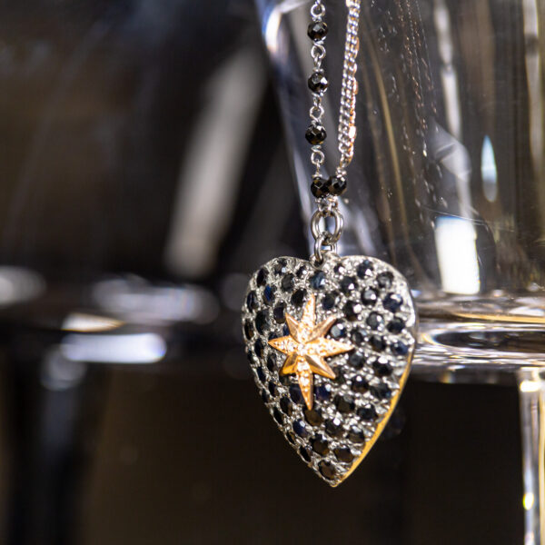 Collana ciondolo cuore zaffiri neri e diamanti