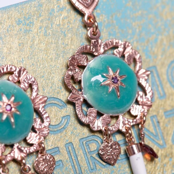 Orecchino Sacramore smalto e cornetto bianco